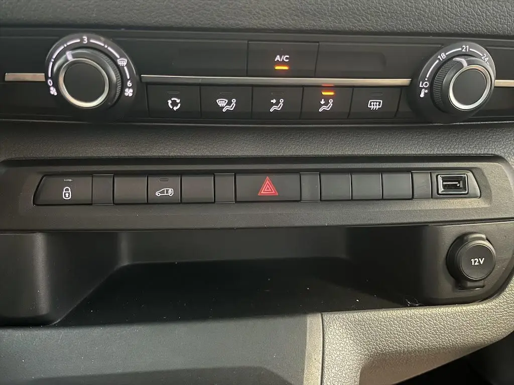 Tableau de bord du Peugeot Expert Fourgon 2019, détail des commandes de climatisation et boutons fonctionnels noirs.
