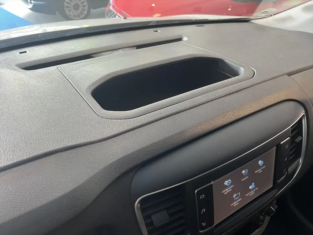 Tableau de bord noir du Peugeot Expert Fourgon blanc 2019, vue rapprochée sur la console centrale tactile.