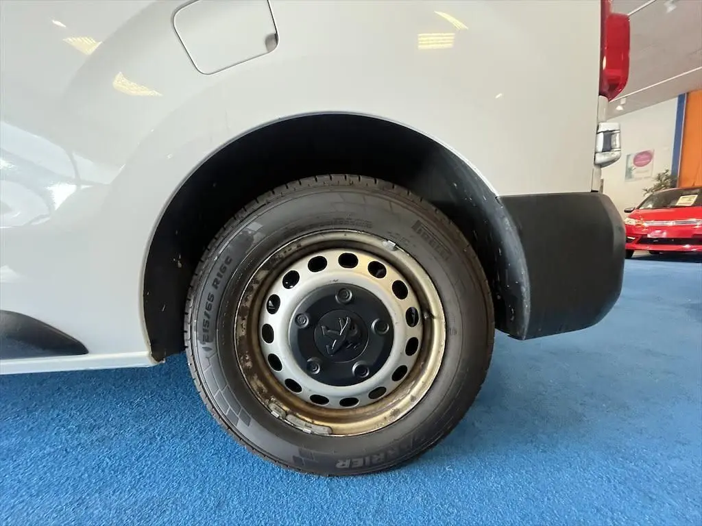 Gros plan sur la roue arrière droite du Peugeot Expert Fourgon blanc, avec jante acier et pare-chocs noir.