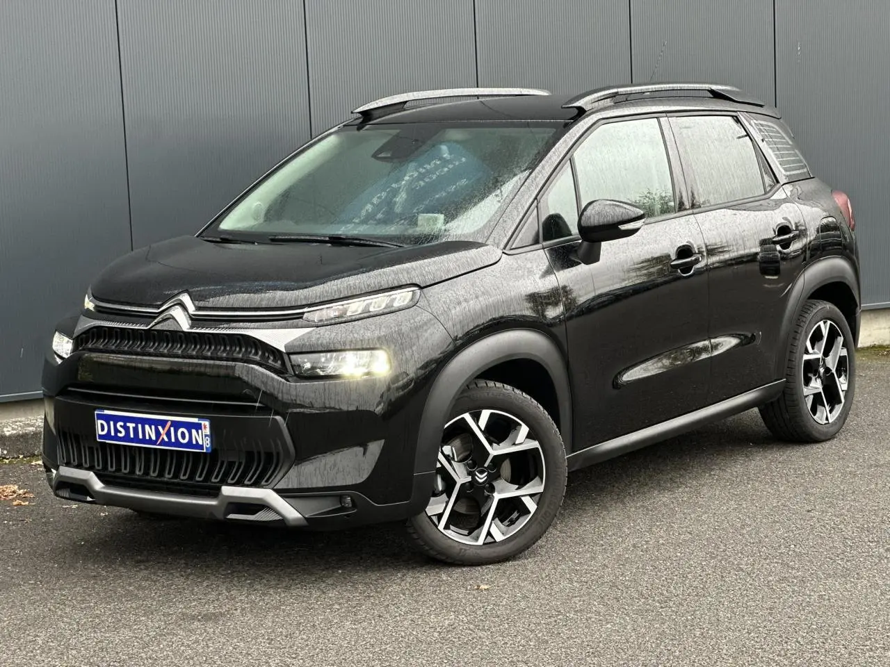 Citroën C3 Aircross noir Perla en 3/4 avant droit avec jantes alliage et barres de toit noires brillantes