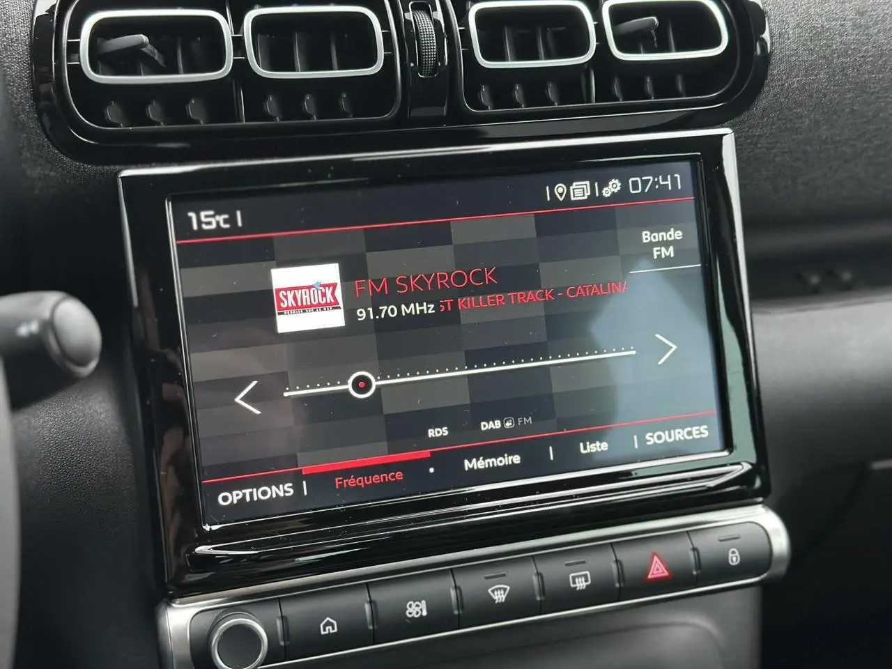 Écran tactile central affichant la radio FM Skyrock dans l'habitacle noir du Citroën C3 Aircross 2024.