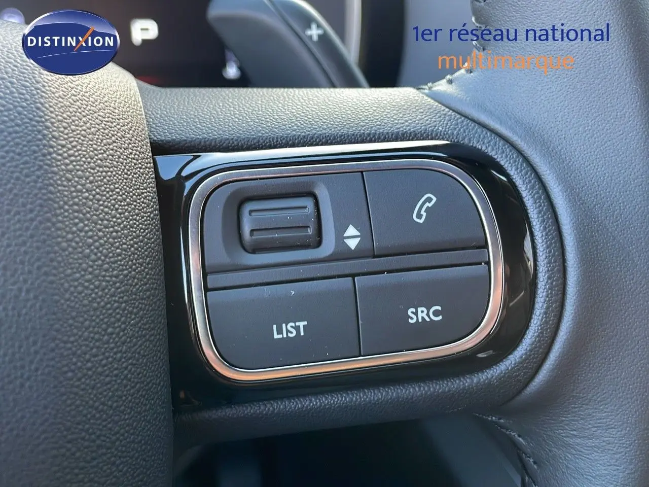 Gros plan sur les commandes gauche du volant en cuir noir du Citroën C5 Aircross noir Perla Metal.