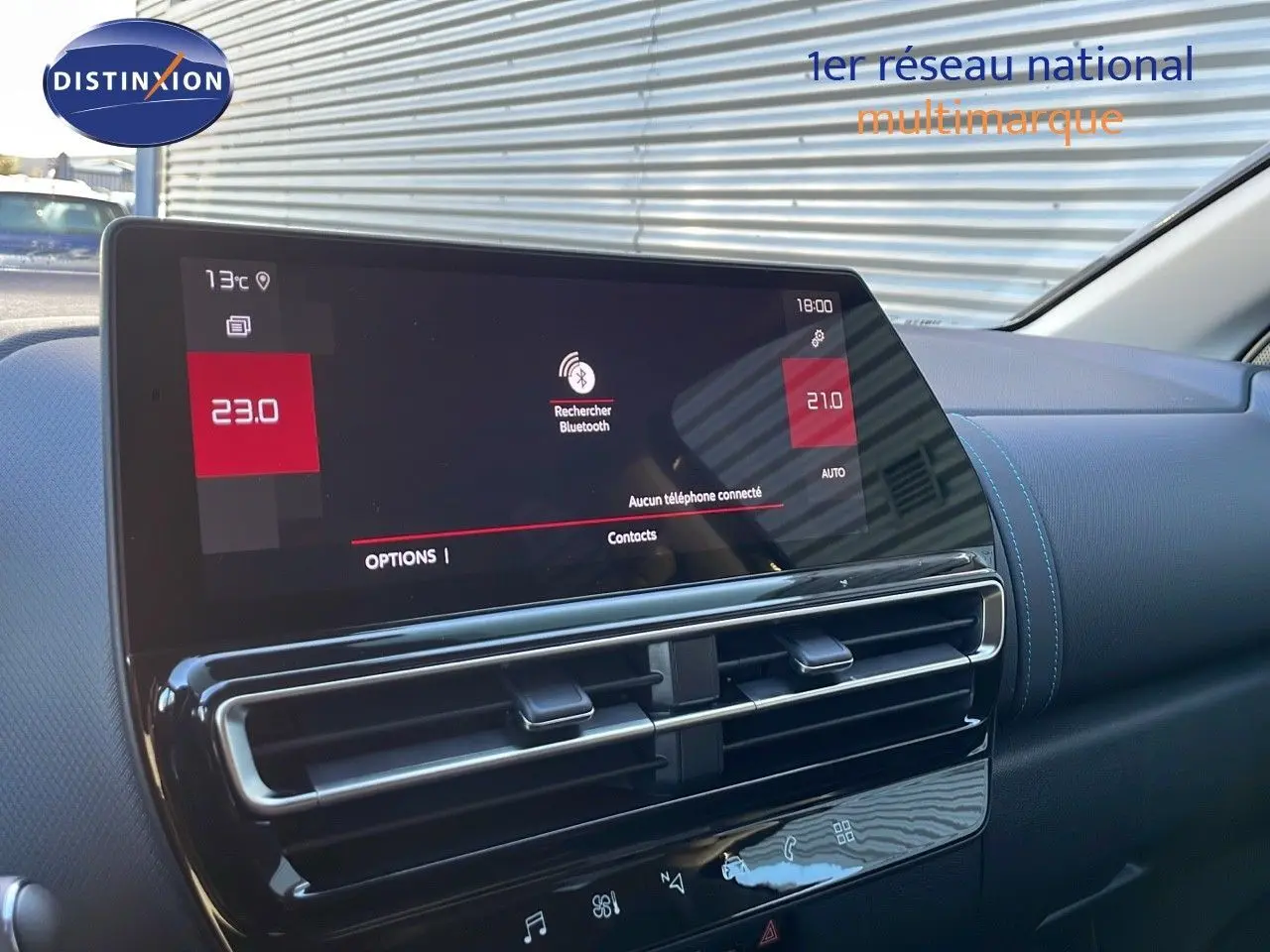 Tableau de bord du Citroën C5 Aircross noir, vue rapprochée de l'écran tactile et des aérateurs centraux.