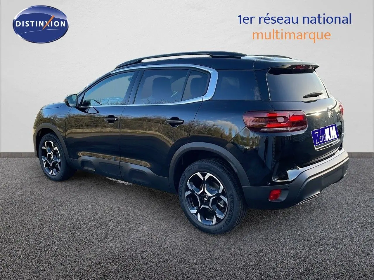 Citroën C5 Aircross noir perla metal vu de trois quarts arrière droit, avec jantes bi-ton et barres de toit.