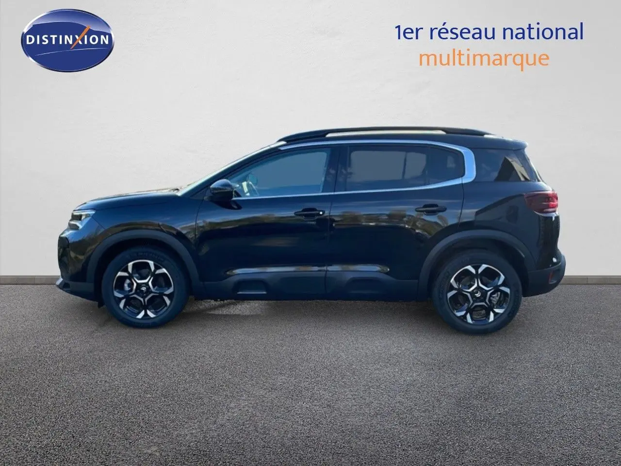 Profil côté gauche d'un Citroën C5 Aircross noir Perla Metal avec jantes bi-ton et toit surélevé.