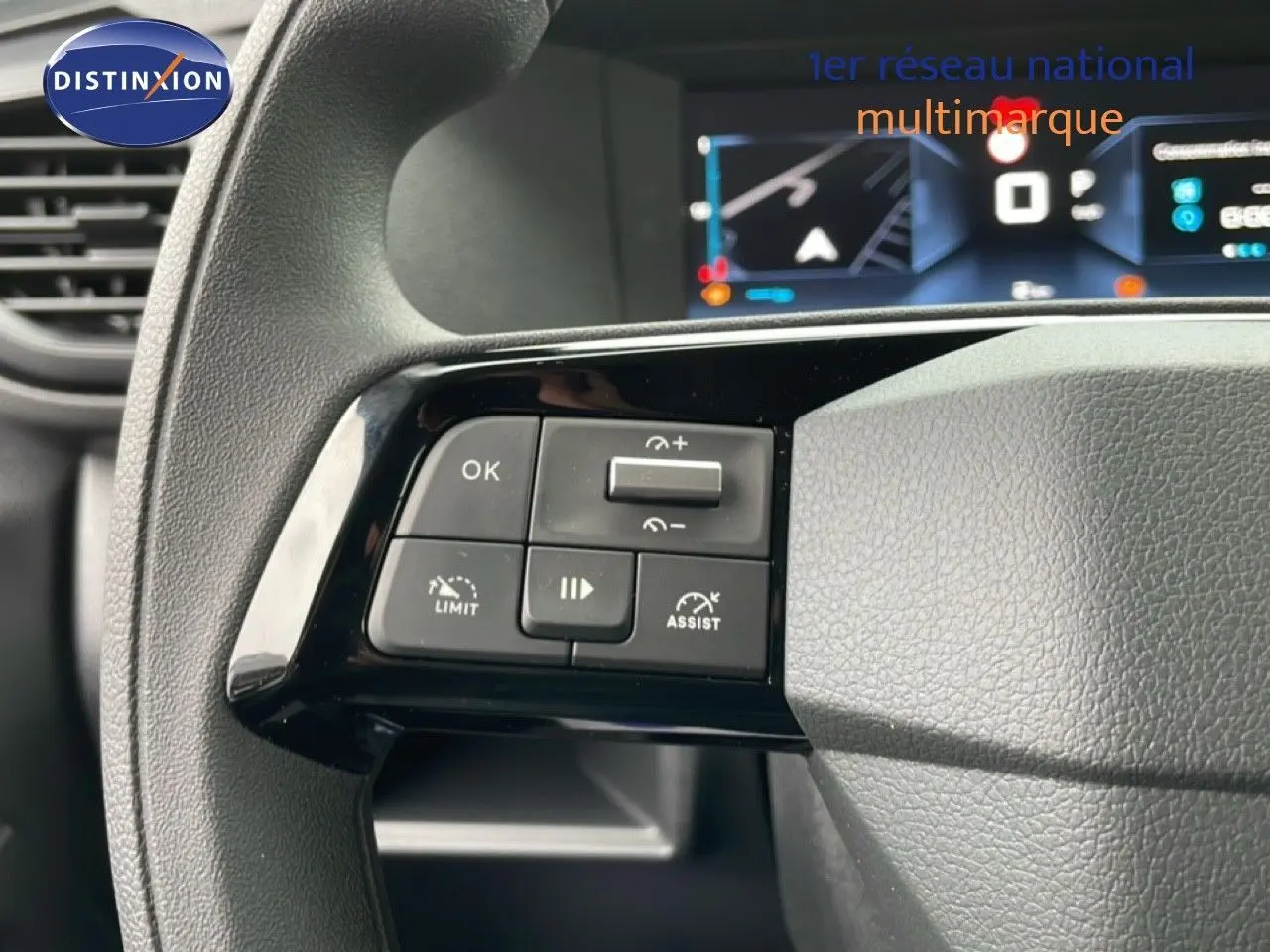 Gros plan sur les commandes au volant du Citroën Jumpy gris, avec boutons de limitation et assistance de vitesse visibles.