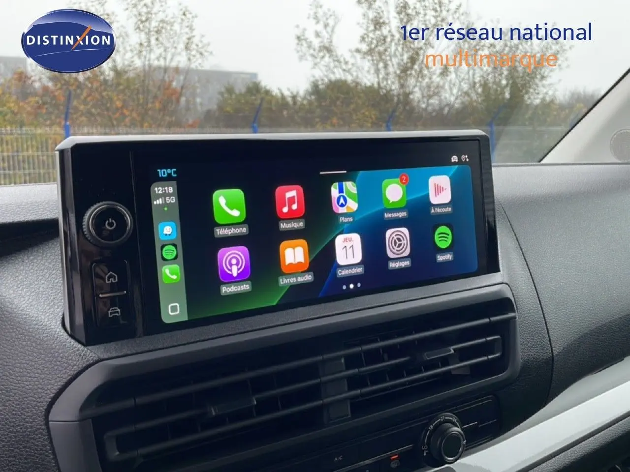 Vue intérieure du tableau de bord du Citroën Jumpy 2025 avec écran tactile multifonction et commandes climatisation visibles.