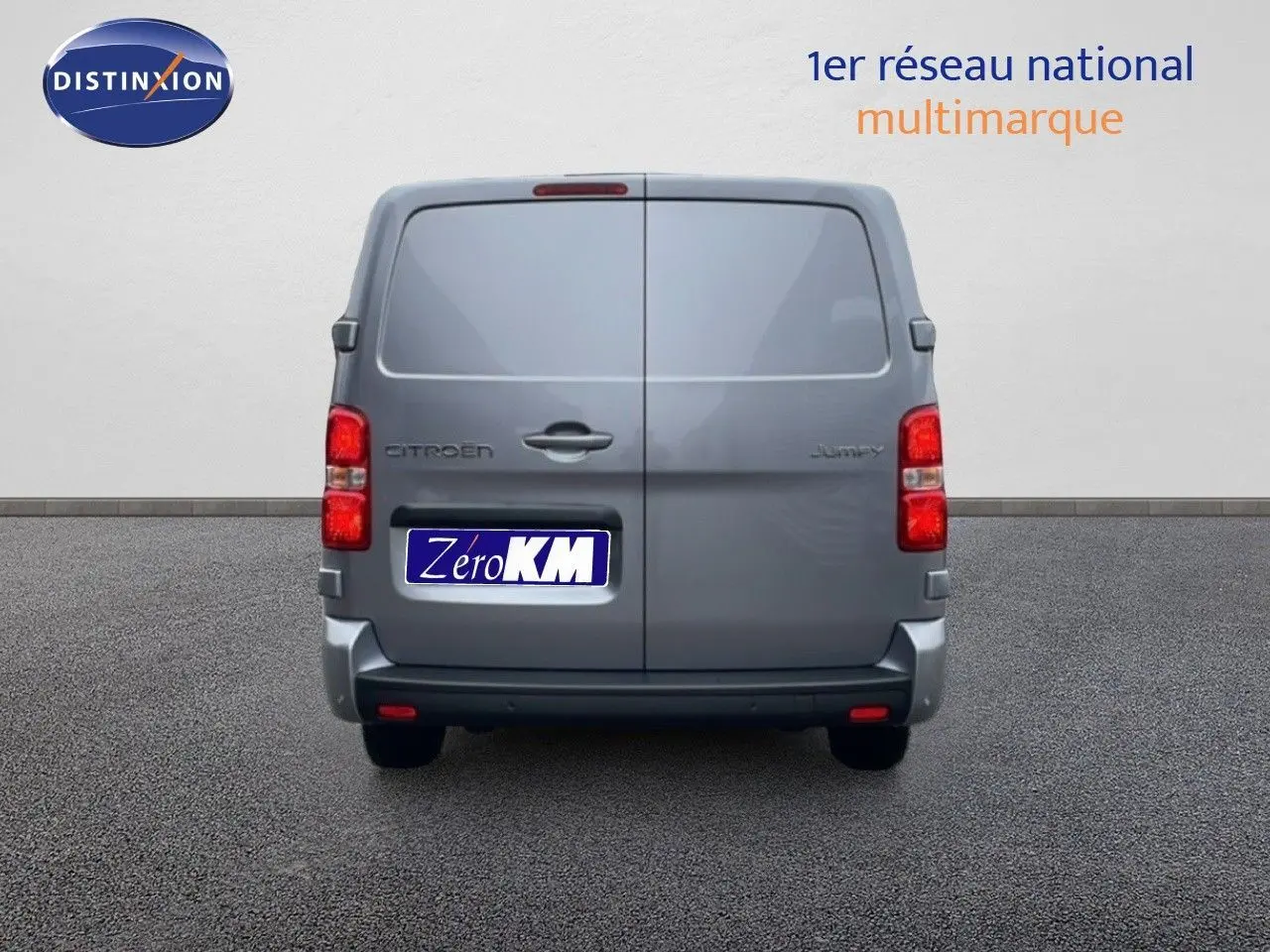 Vue arrière d'un Citroën Jumpy gris Artense Metal, fourgon utilitaire avec portes battantes fermées.