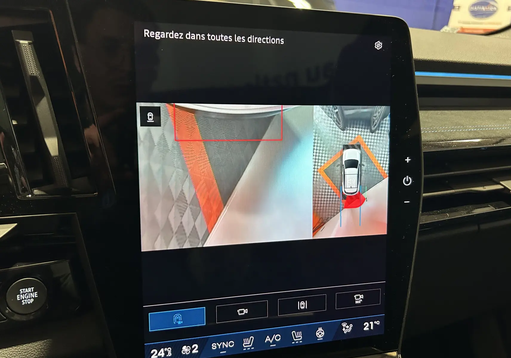 Écran tactile intérieur du Renault Austral Ph.2 blanc nacré, affichant la vue 360° du système de caméra de stationnement.