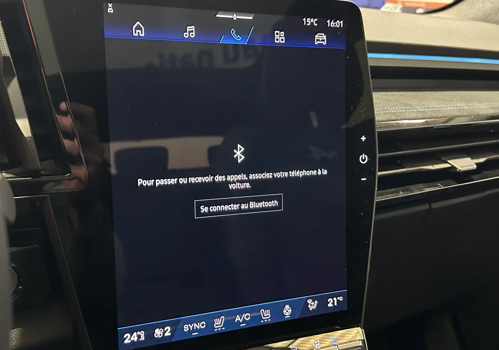 Écran tactile central du tableau de bord du Renault Austral Ph.2, affichant la connexion Bluetooth, ambiance intérieure noire.