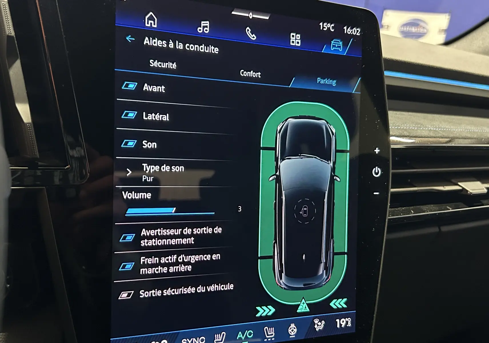 Écran tactile intérieur du Renault Austral Ph.2 blanc nacré, affichant les aides à la conduite et le parking 360°