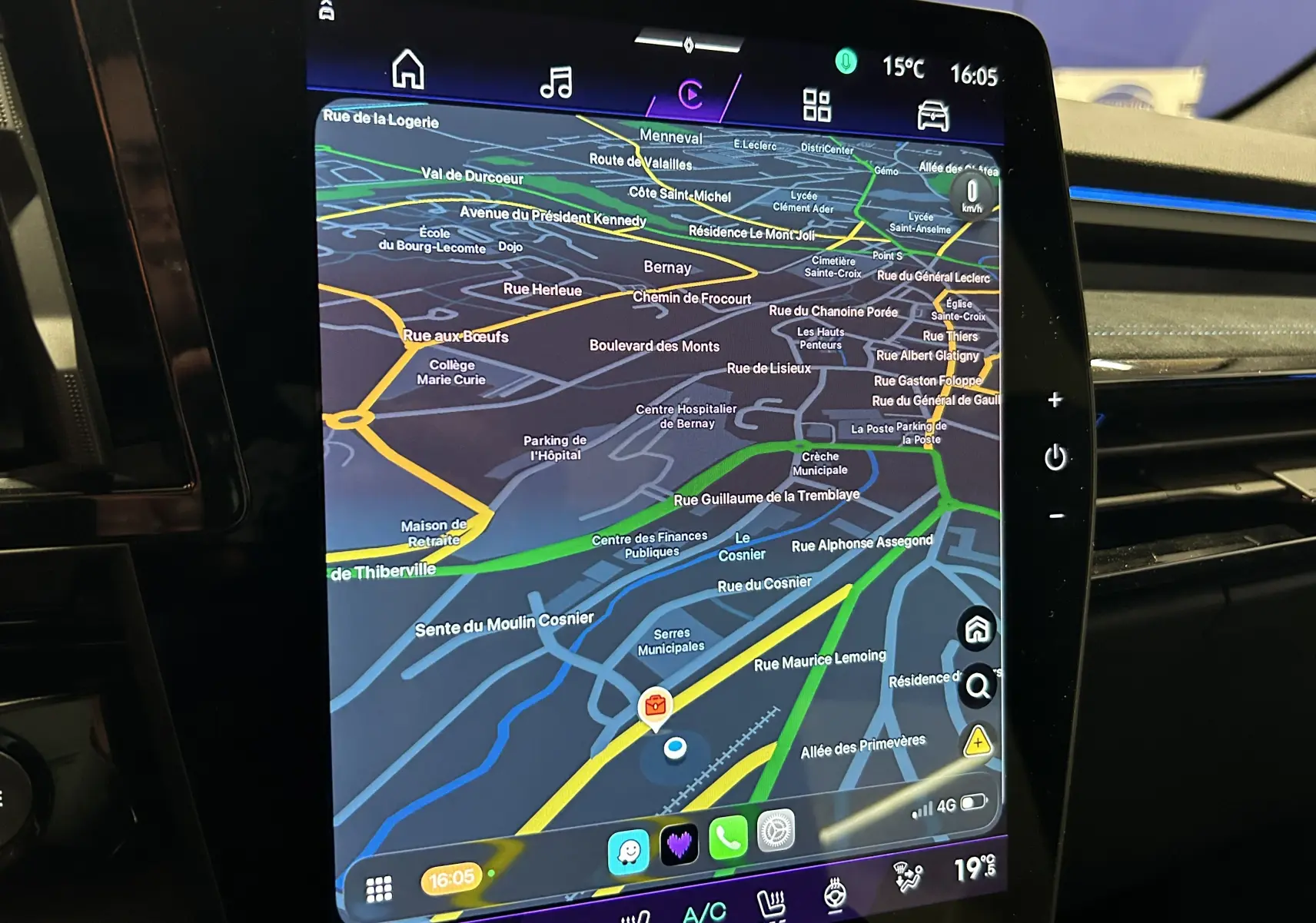 Écran tactile intérieur du Renault Austral Ph.2 blanc nacré, affichant la navigation GPS avec carte détaillée en couleurs.