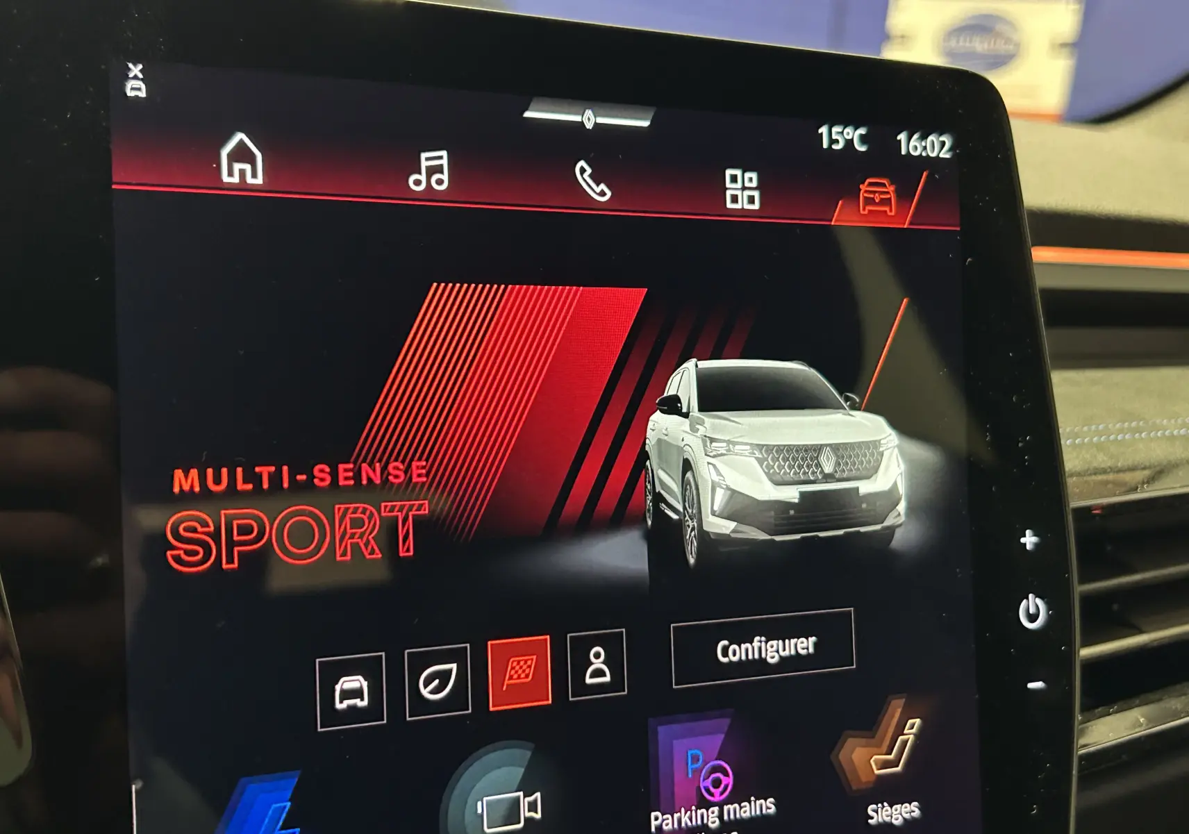 Écran tactile intérieur montrant le mode Multi-Sense Sport avec illustration 3D du Renault Austral blanc nacré satin.