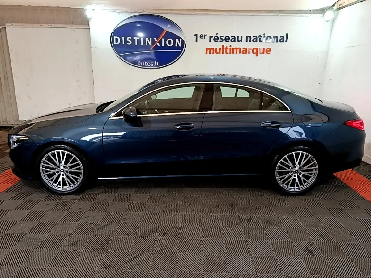 Vue latérale droite d'une Mercedes CLA 180 d Business Line 2021 bleu foncé avec jantes alliage multi-branches.