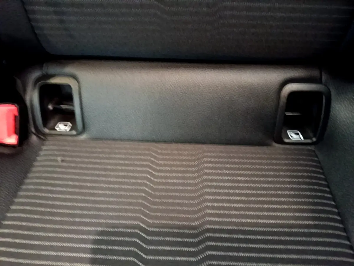 Gros plan sur la banquette arrière noire rayée avec fixations Isofix visibles dans une Mercedes CLA 180 d Business Line blanche.