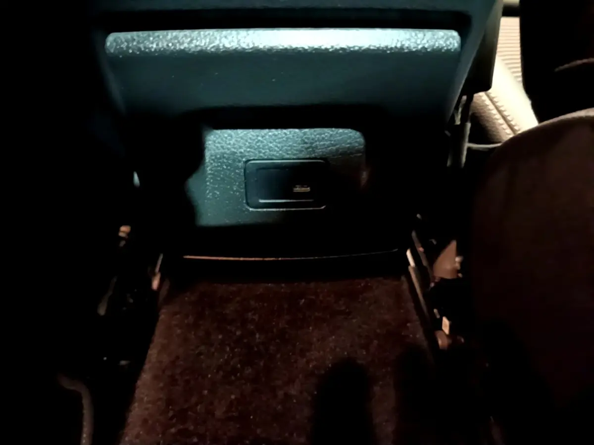 Prise USB arrière sous le siège côté passager d'une Mercedes CLA 180 d Business Line blanche, vue intérieure rapprochée.