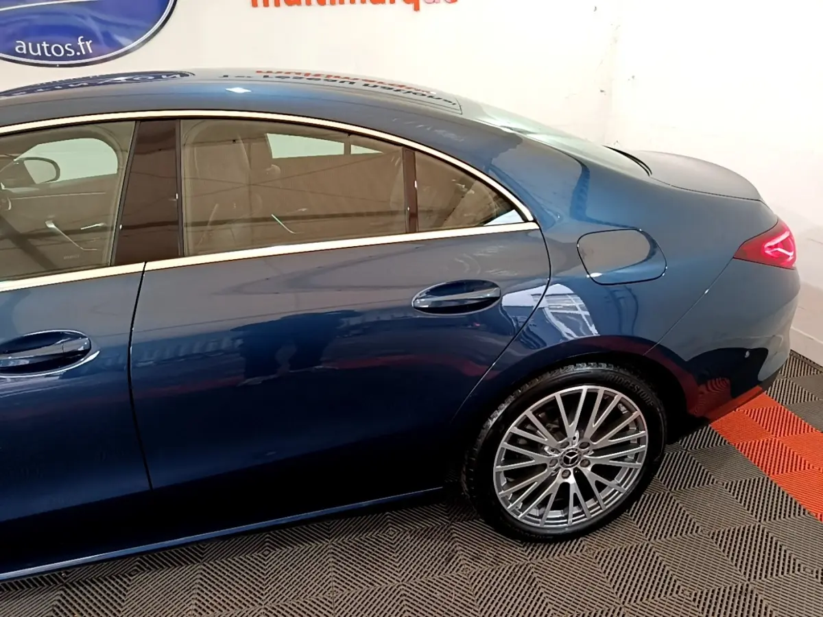 Vue latérale droite d'une Mercedes CLA 180 d Business Line 2021 bleu foncé avec jantes alliage multi-branches.