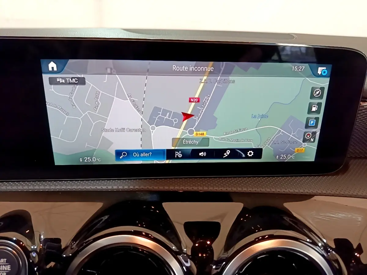 Écran tactile de navigation couleur dans le tableau de bord d’une Mercedes CLA 180 d Business Line blanche.