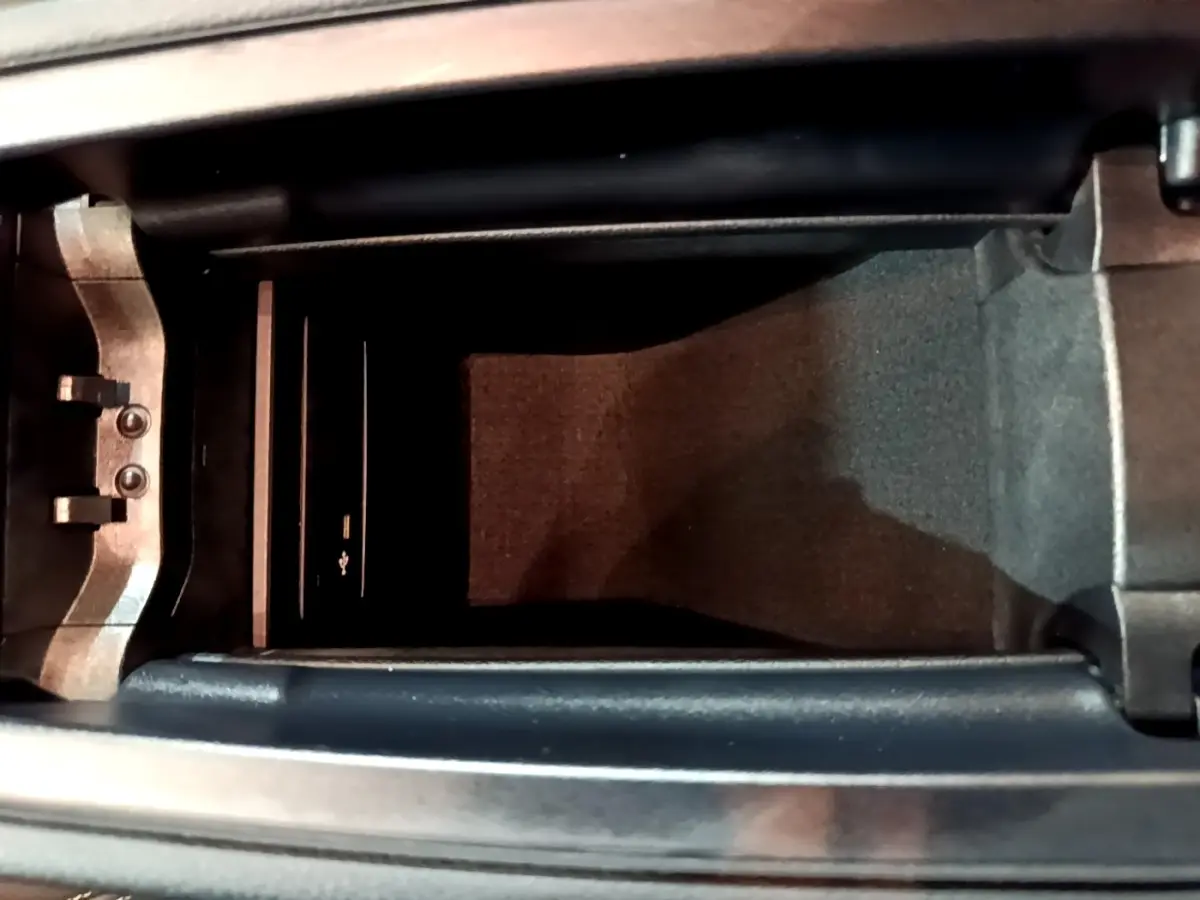 Vue plongeante sur le rangement central intérieur noir de la Mercedes CLA 180 d Business Line 2021.