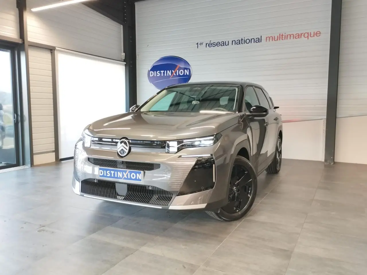 Citroën C5 Aircross gris platine en 3/4 avant droit avec calandre noir brillant et jantes noires.