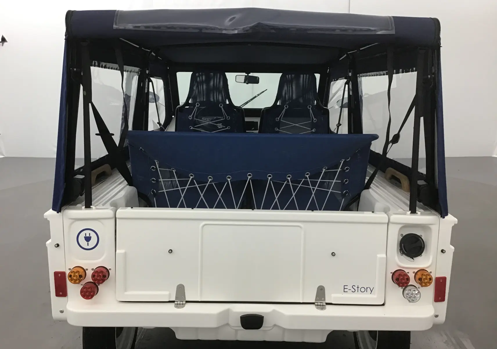 Vue arrière du MLT E-STORY ICONE blanc et bleu avec capote bleue et sièges assortis, style Méhari électrique 2024.