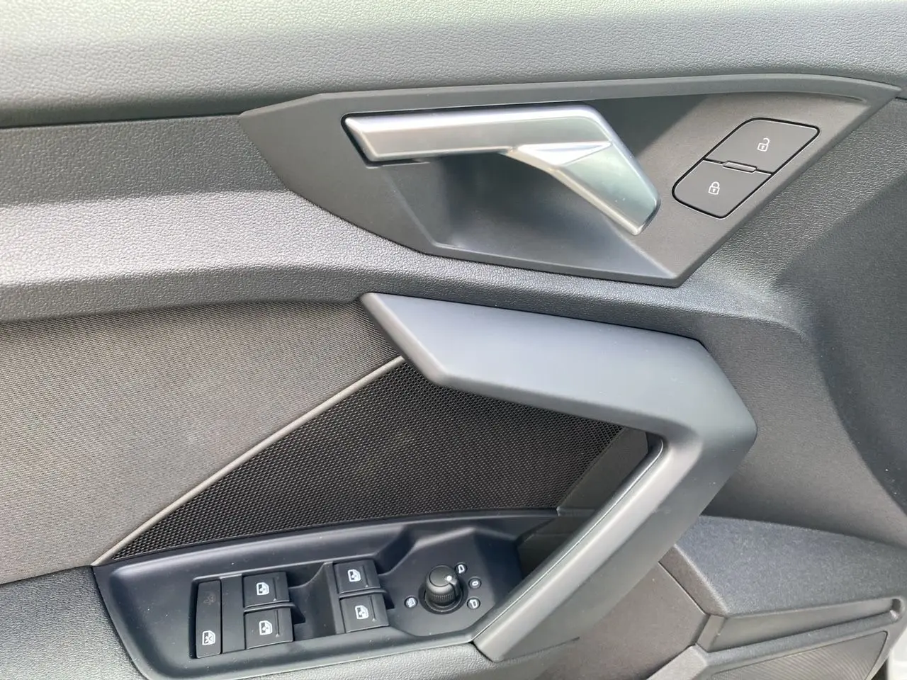 Gros plan sur la porte intérieure côté conducteur de l'Audi A3 Sportback 30 TFSI 2021 en tissu noir.