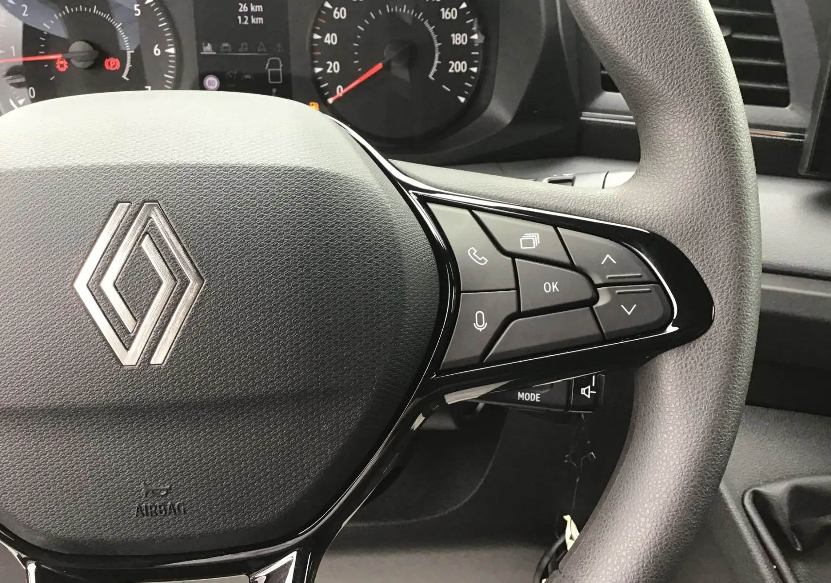 Gros plan sur le volant du Renault Master 2025 avec commandes multifonctions et tableau de bord en arrière-plan.