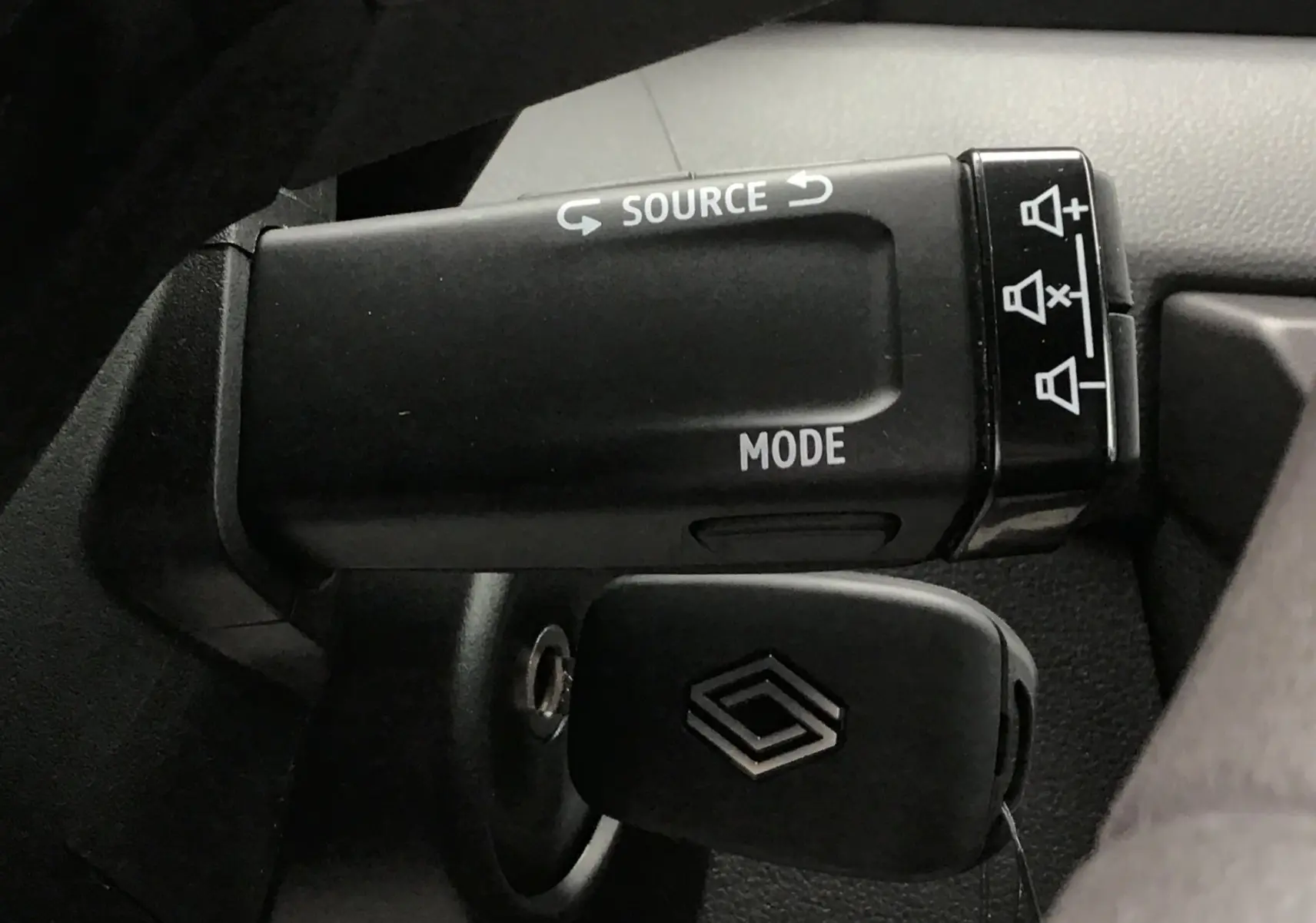 Gros plan sur la commande multifonction et la clé de contact noire avec logo Renault dans le tableau de bord du Master blanc.