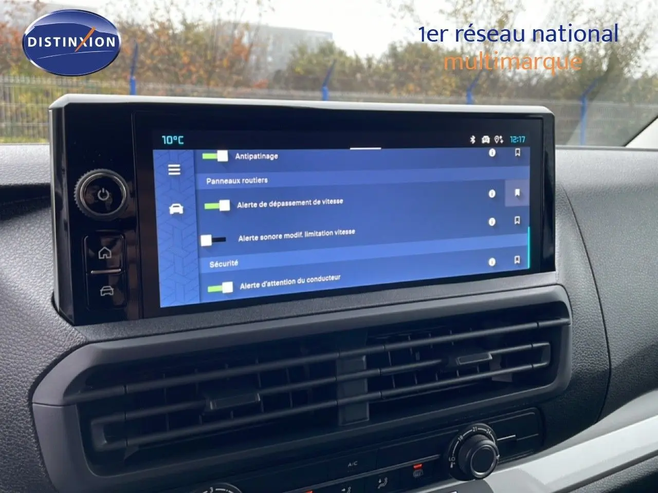Écran tactile central affichant les réglages d'alerte sur le tableau de bord du Citroën Jumpy gris Artense 2025.