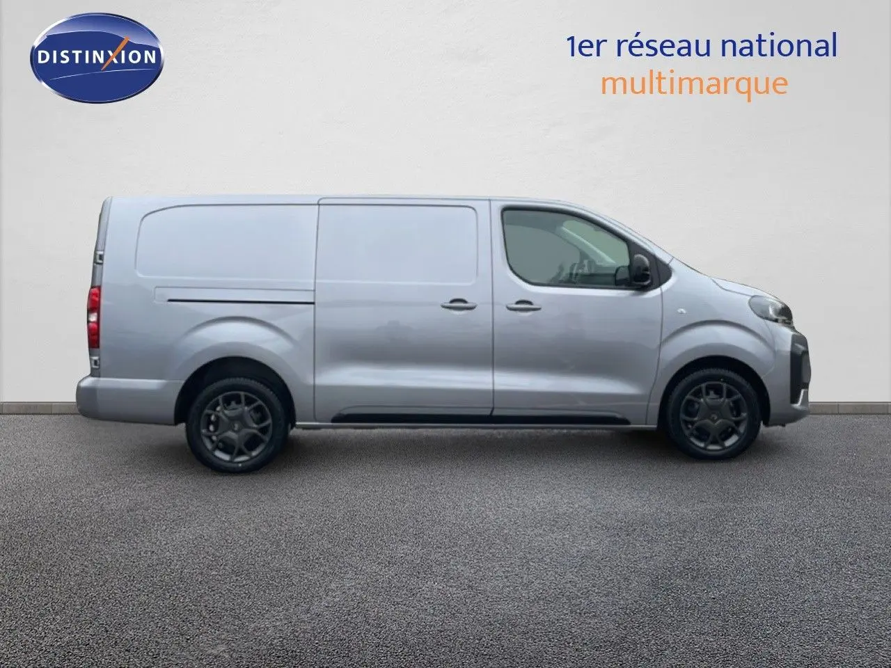 Profil côté gauche du Citroën Jumpy Van Long L3 gris Artense métal, avec jantes noires et porte coulissante fermée.