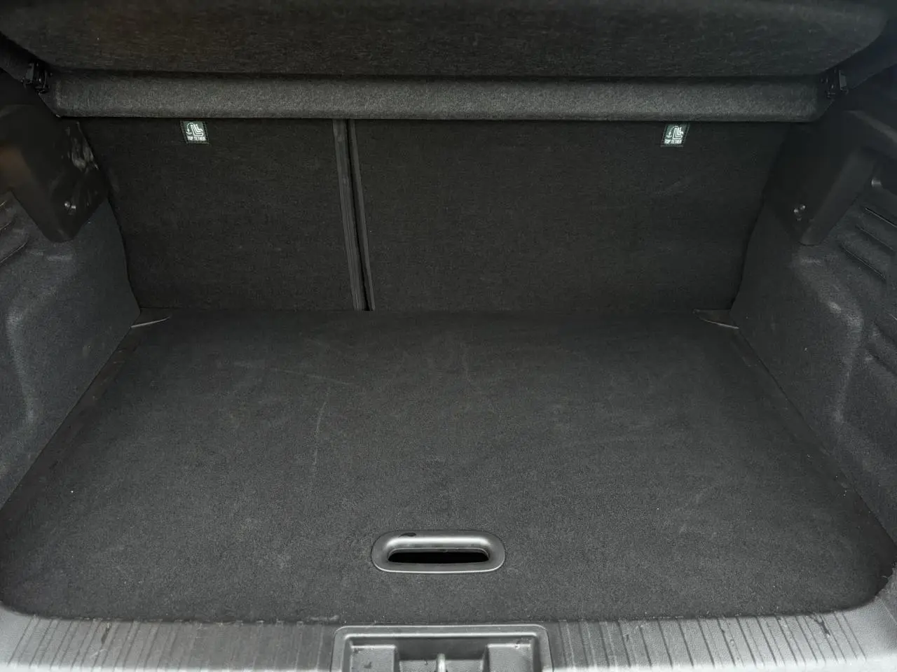 Coffre arrière vide du Renault Captur 2025, vue intérieure montrant le plancher plat et les fixations ISOFIX.