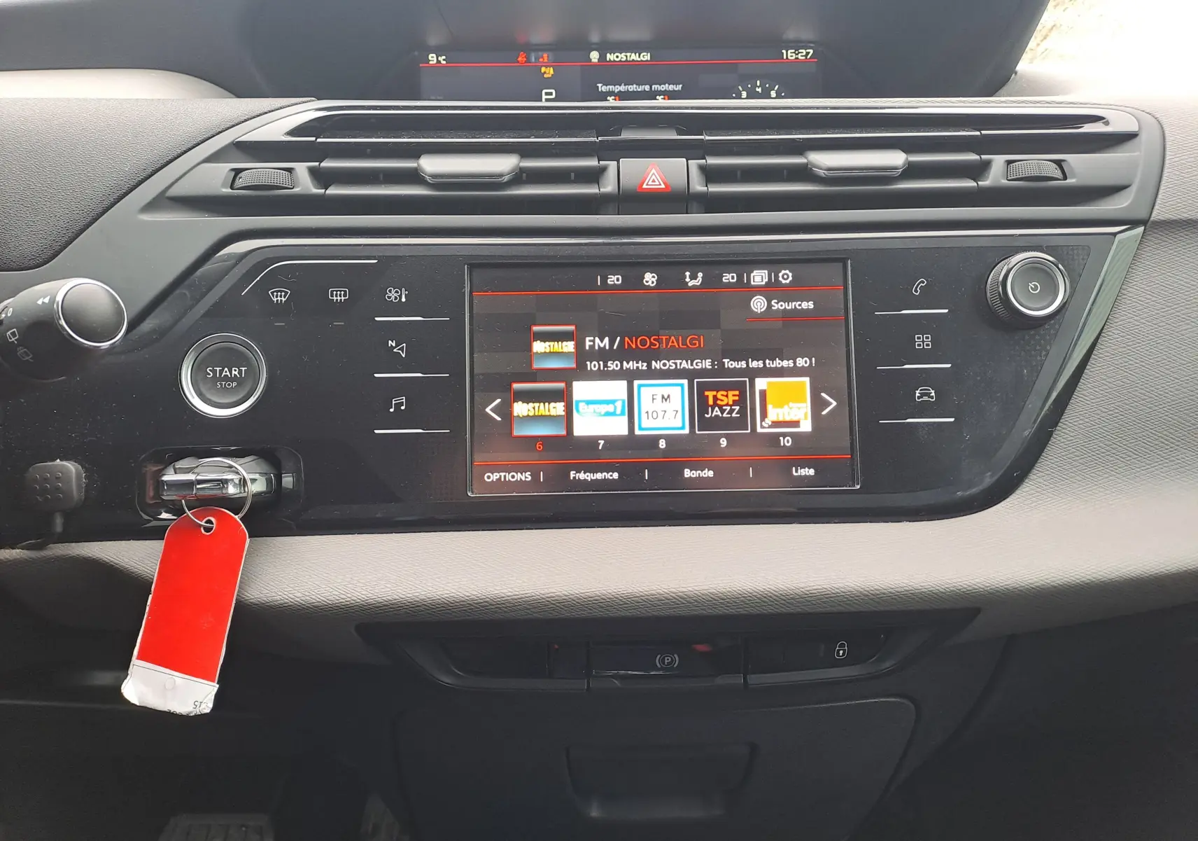Vue rapprochée du tableau de bord noir du Citroën C4 Spacetourer 2018, avec écran tactile et bouton Start/Stop.