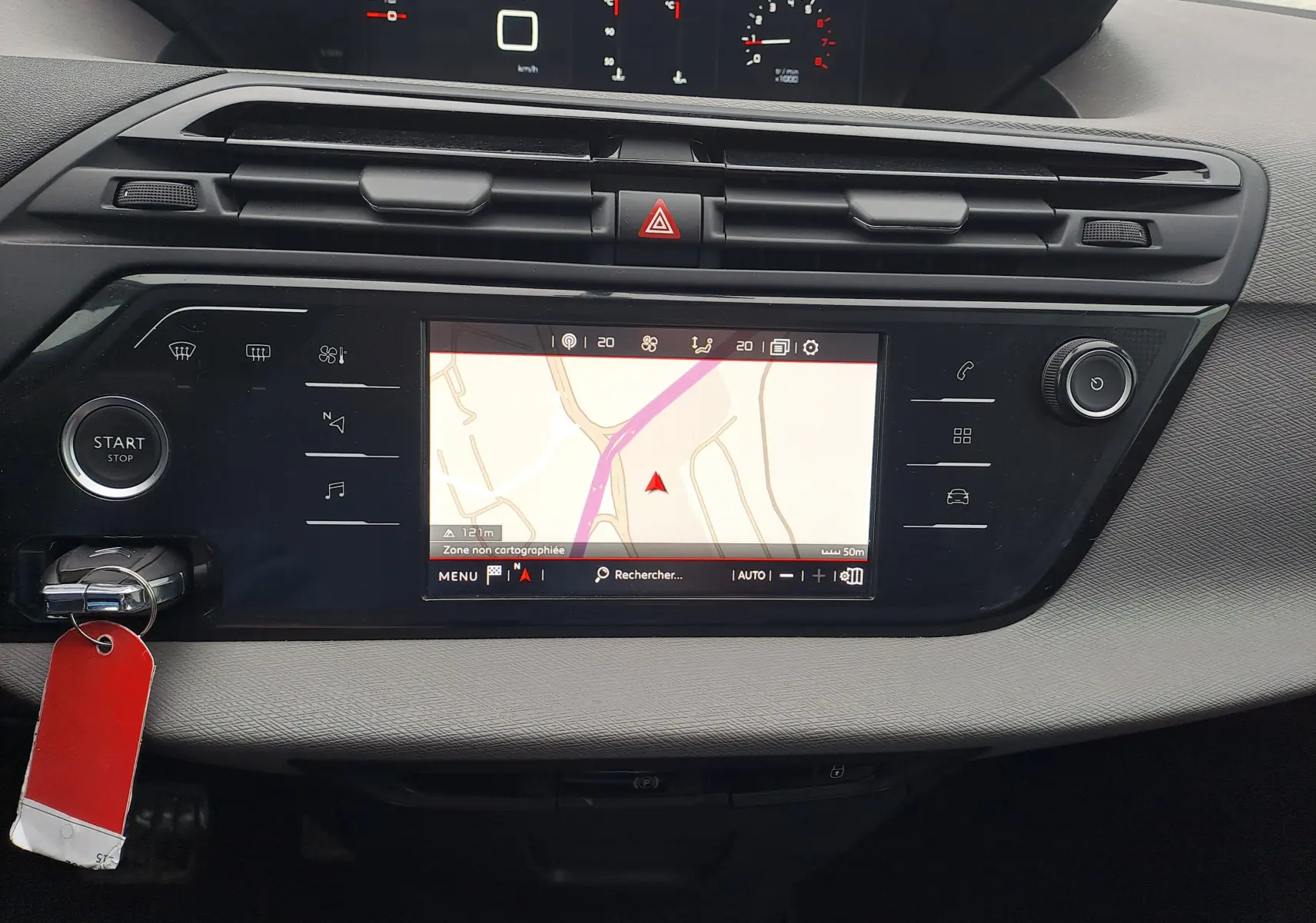 Vue rapprochée du tableau de bord noir de la Citroën C4 Spacetourer 2018 avec écran tactile de navigation allumé.