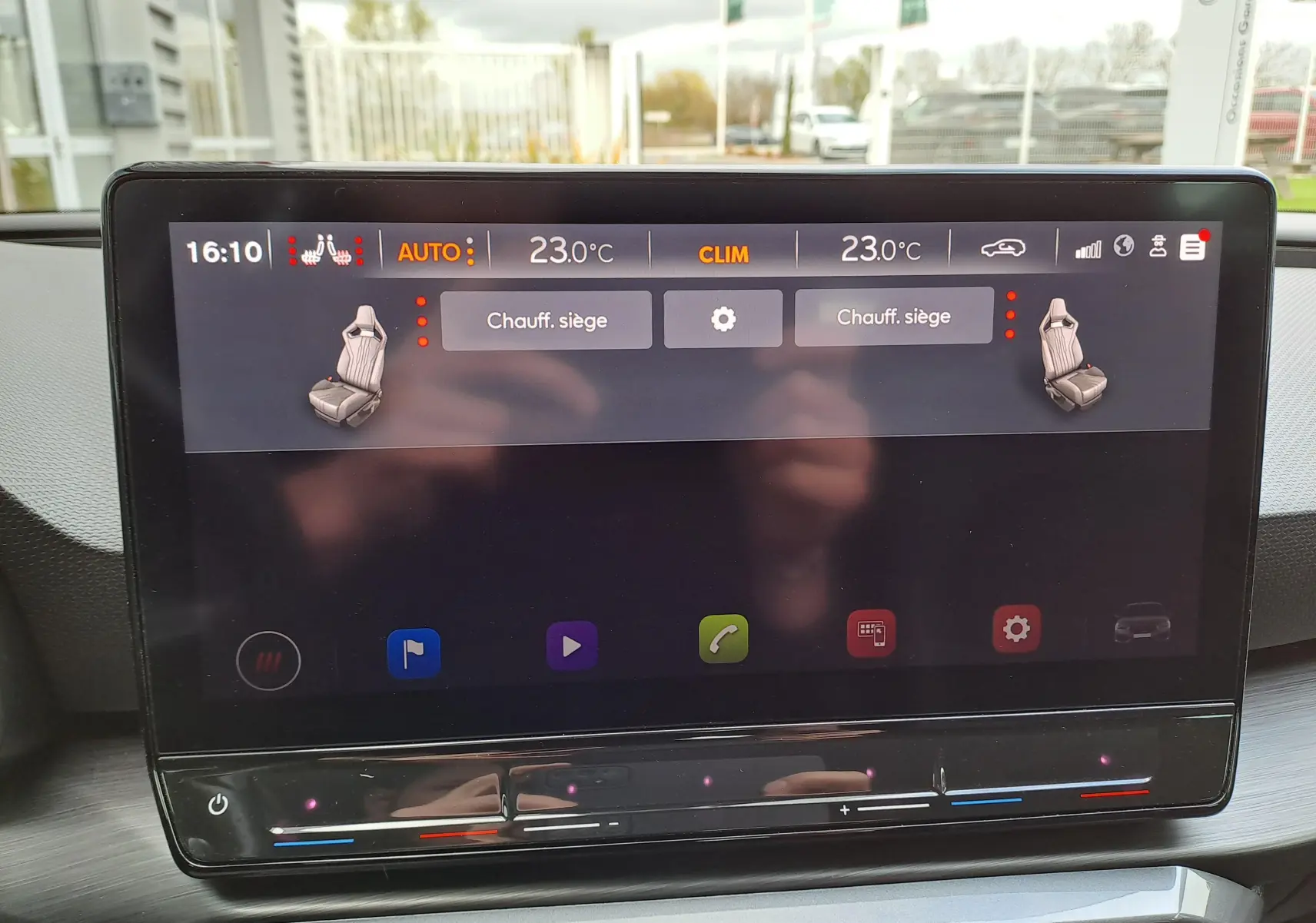 Écran tactile intérieur du tableau de bord de la CUPRA Leon 2023 montrant les réglages du chauffage des sièges.