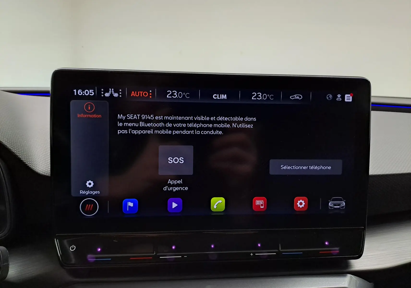 Écran tactile central du tableau de bord de la CUPRA Leon 2023 affichant les réglages Bluetooth et climatisation à 23°C.