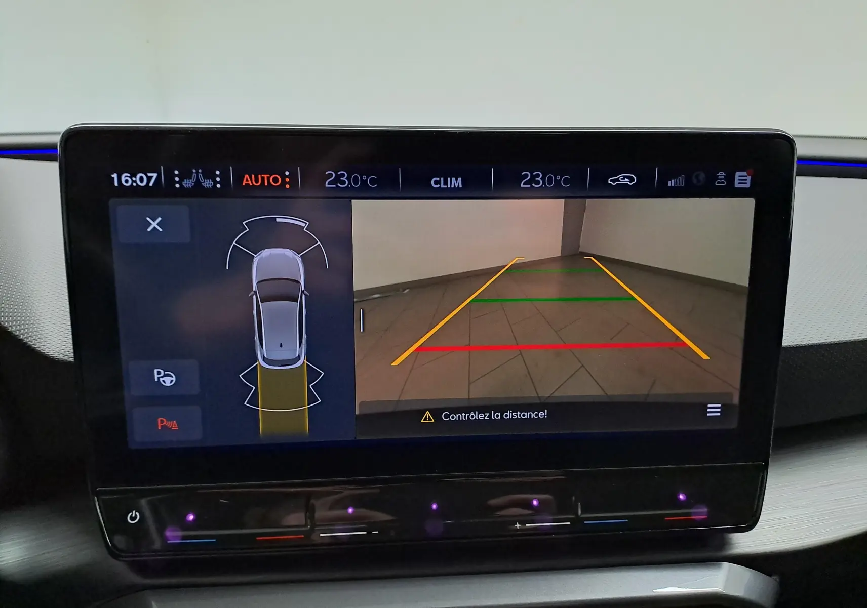 Écran intérieur de la CUPRA Leon 2023 montrant la caméra de recul avec lignes de guidage colorées.