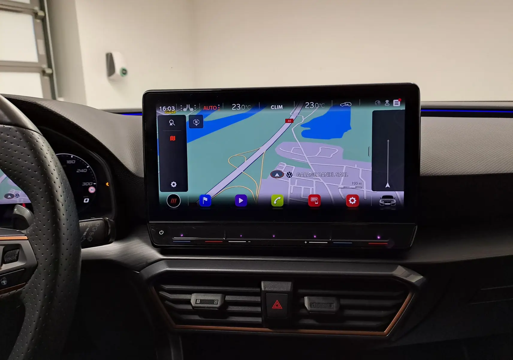 Vue intérieure centrée sur l'écran tactile du système de navigation de la CUPRA Leon gris magnétique 2023.
