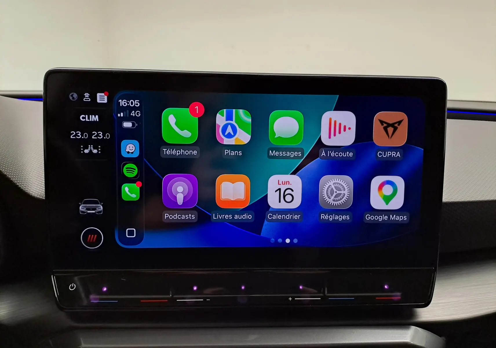 Écran tactile central de la CUPRA Leon 2023 affichant les applications Apple CarPlay dans un intérieur moderne.