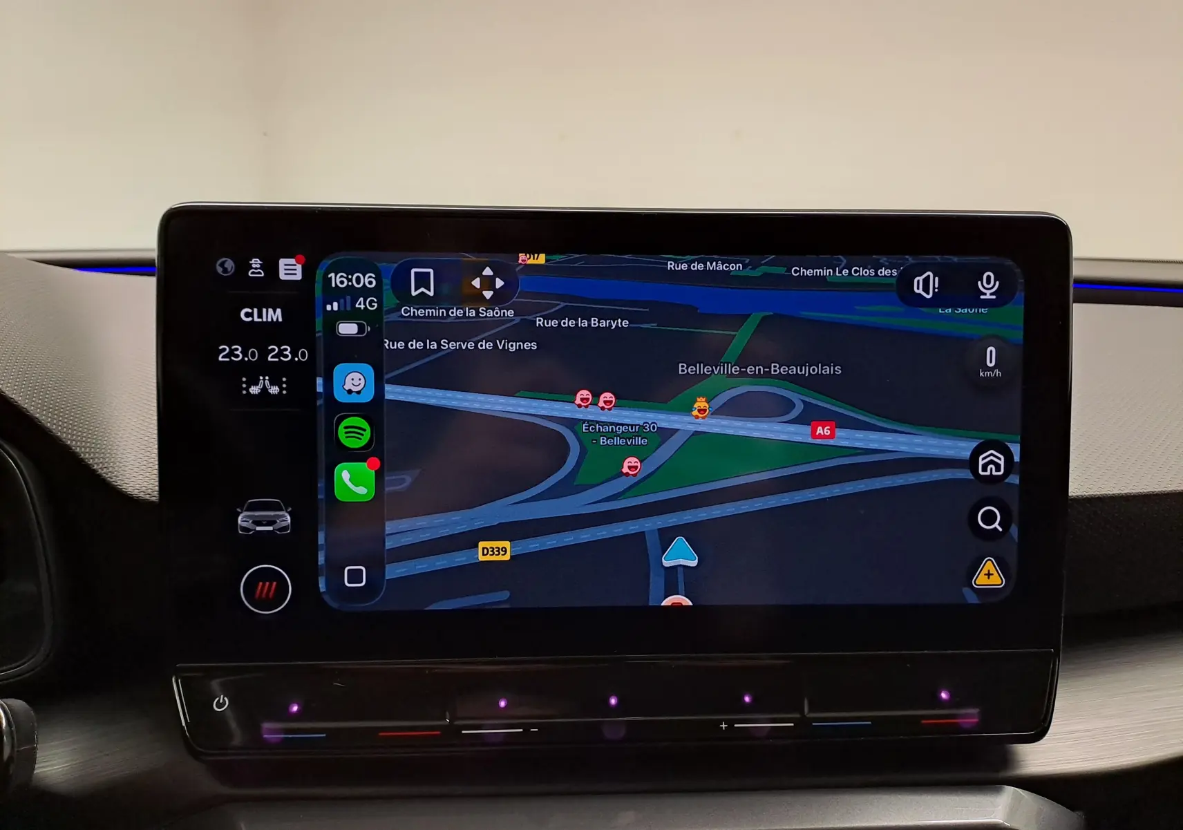 Écran central tactile du tableau de bord du CUPRA Leon gris magnétique 2023, affichant la navigation GPS en mode jour.