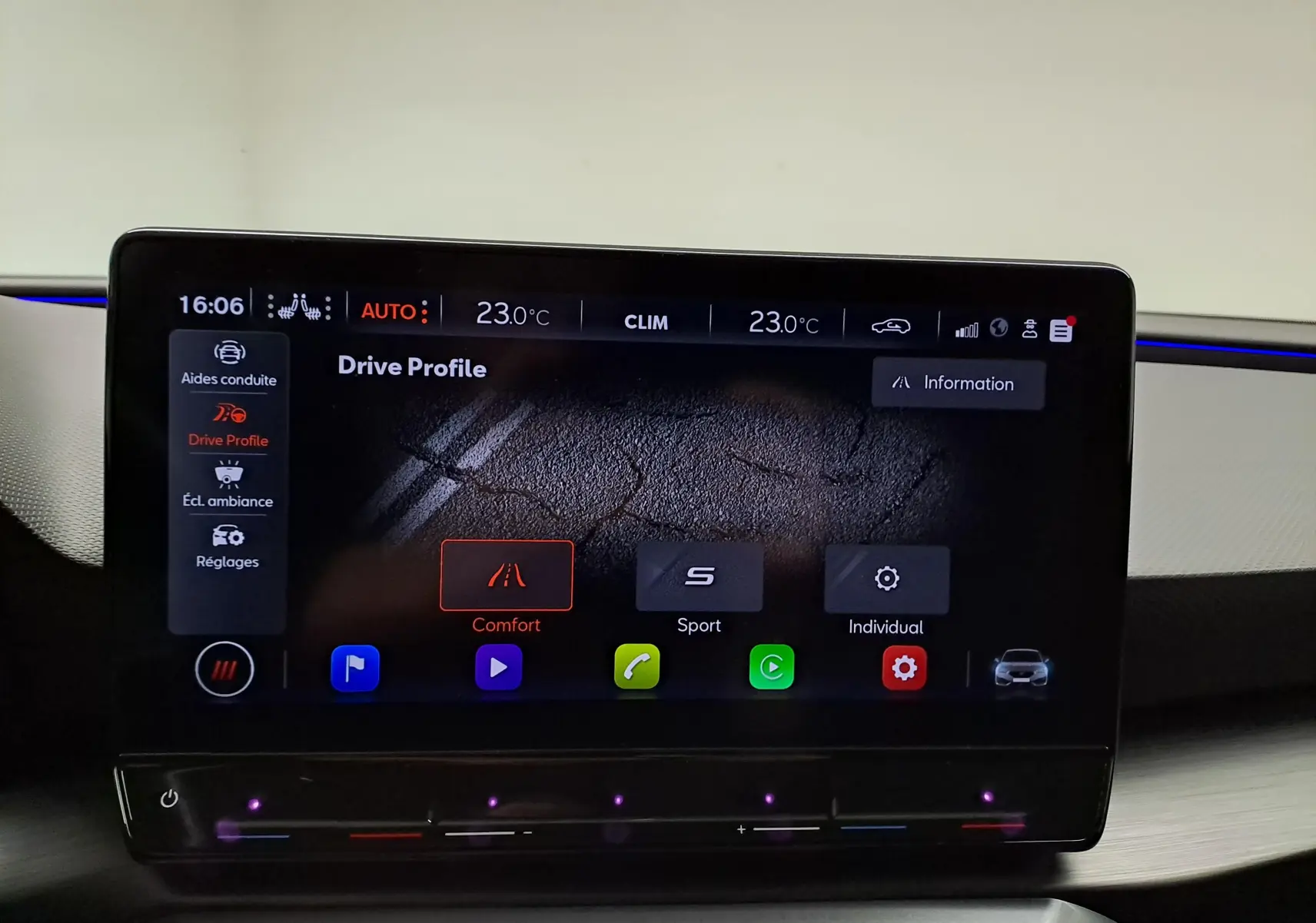 Écran tactile intérieur de la CUPRA Leon 2023 affichant les modes de conduite Comfort, Sport et Individual.