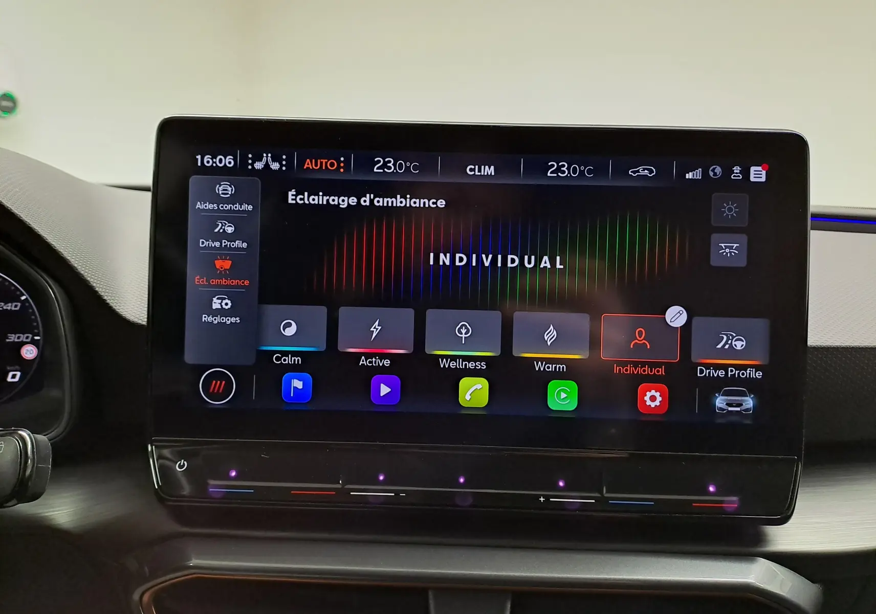 Écran tactile central du tableau de bord de la CUPRA Leon 2023 affichant les réglages d'éclairage d'ambiance en mode Individual.