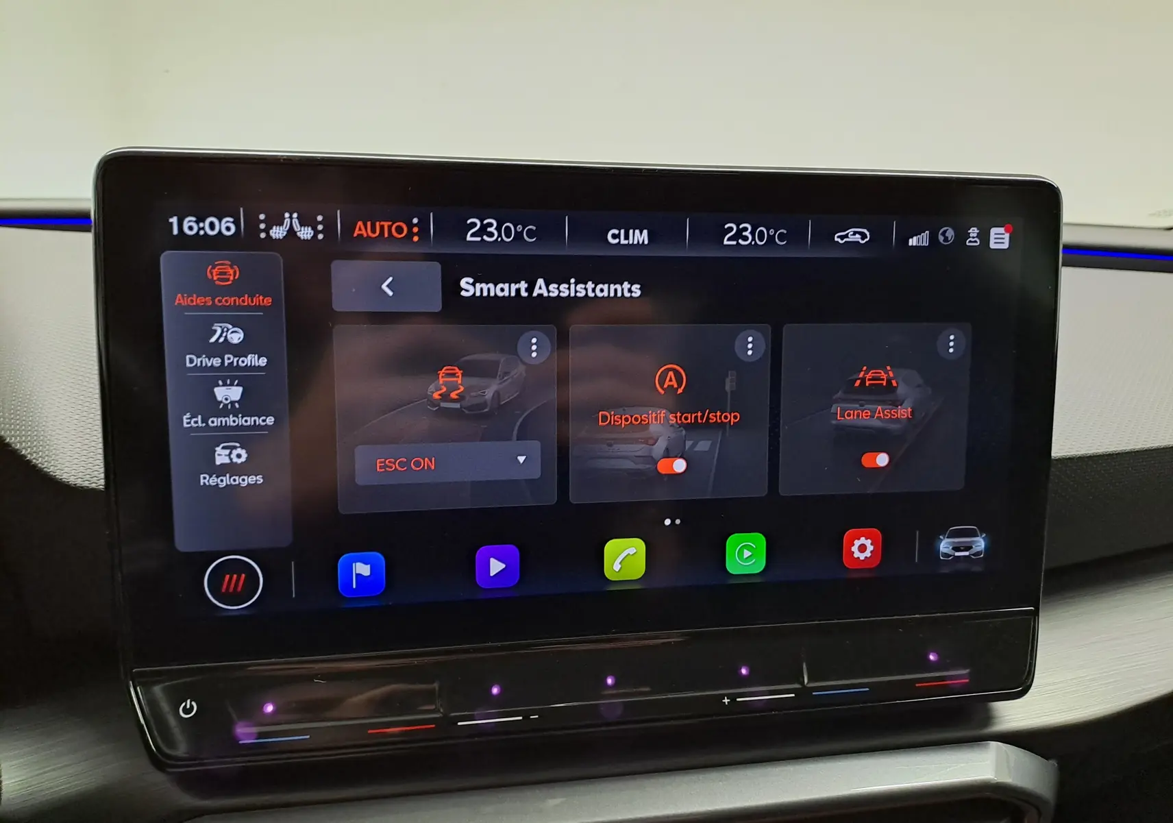 Écran tactile intérieur du CUPRA Leon 2023 affichant les assistants de conduite et la climatisation à 23°C.