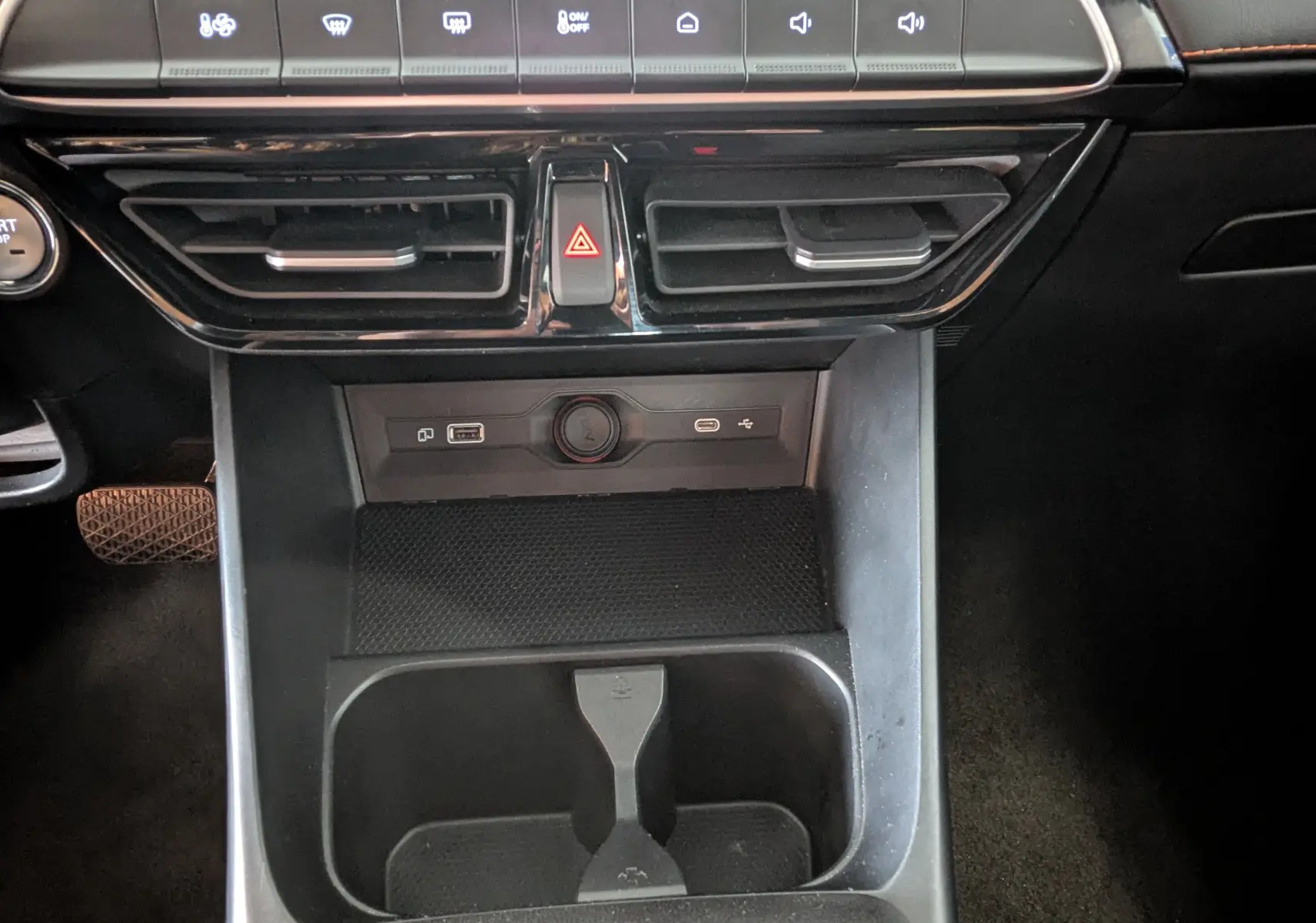 Vue rapprochée de la console centrale noire du MG3 1.5 L Hybrid+ 195 ch Luxury avec commandes climatisation et ports USB visibles.