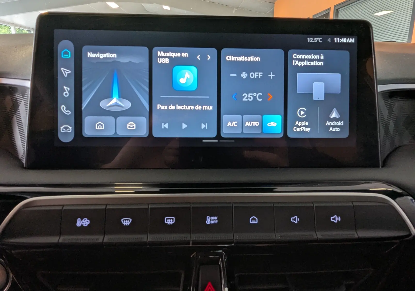 Écran tactile central de 10,25 pouces de la MG3 1.5 L Hybrid+ 2025 affichant navigation, musique USB et climatisation à 25°C.