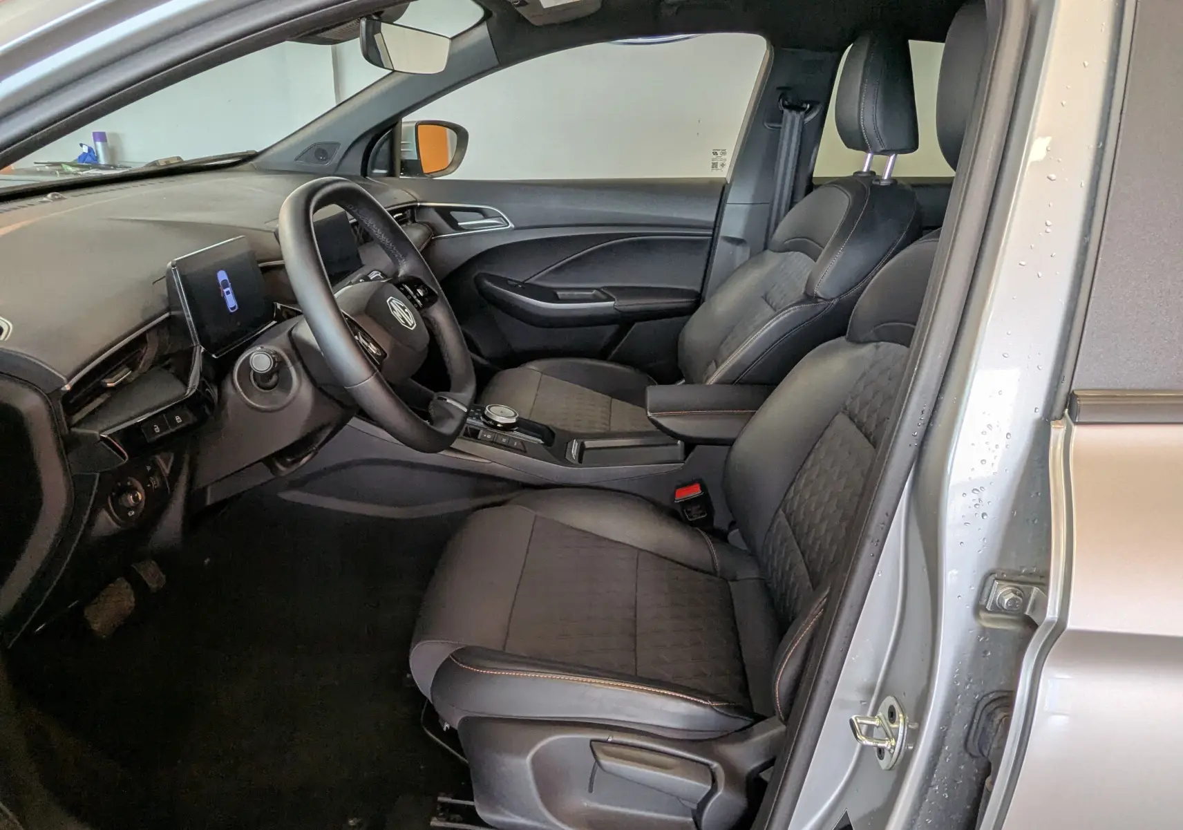 Vue intérieure côté conducteur du MG3 cosmic silver 2025, sièges en similicuir et écran tactile central visible.