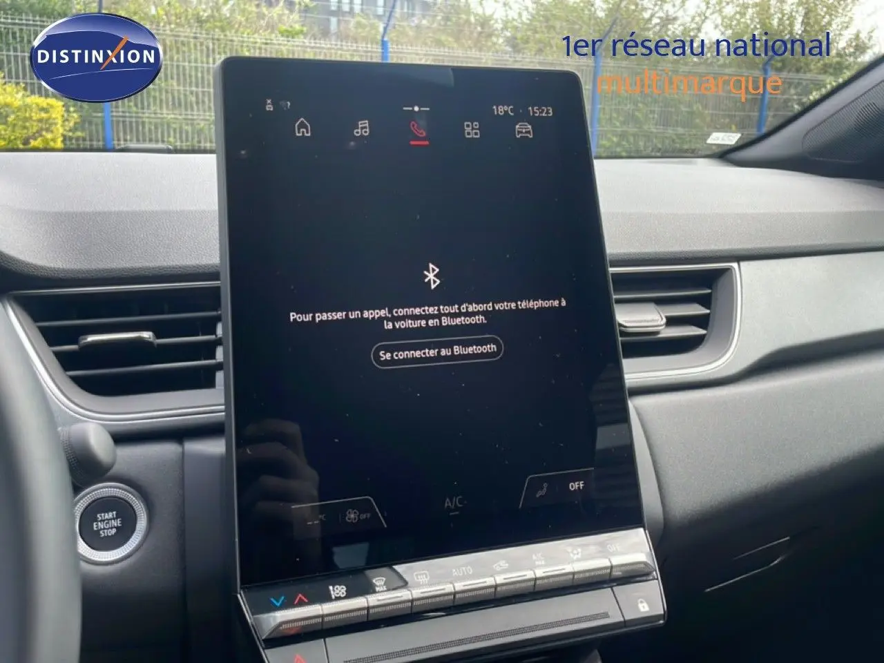 Vue rapprochée de l’écran tactile central du tableau de bord du Renault Captur gris cassiopée métal avec toit noir.