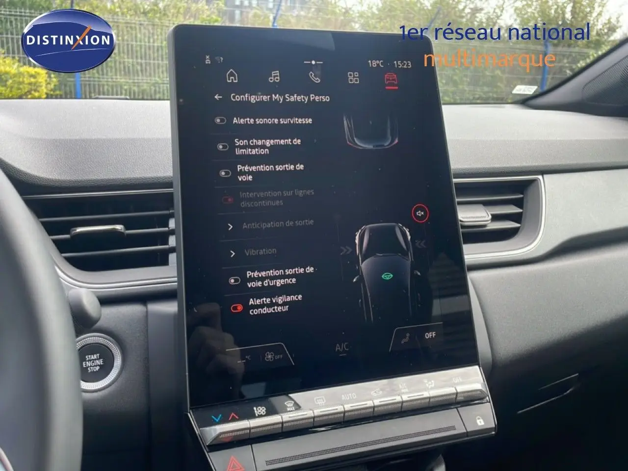 Vue rapprochée de l'écran tactile central du tableau de bord du Renault Captur 2025, affichant les réglages de sécurité.