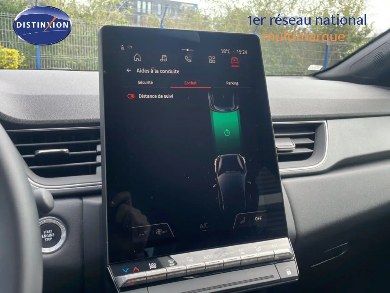 Vue intérieure centrée sur l'écran tactile vertical du tableau de bord du Renault Captur 2025.