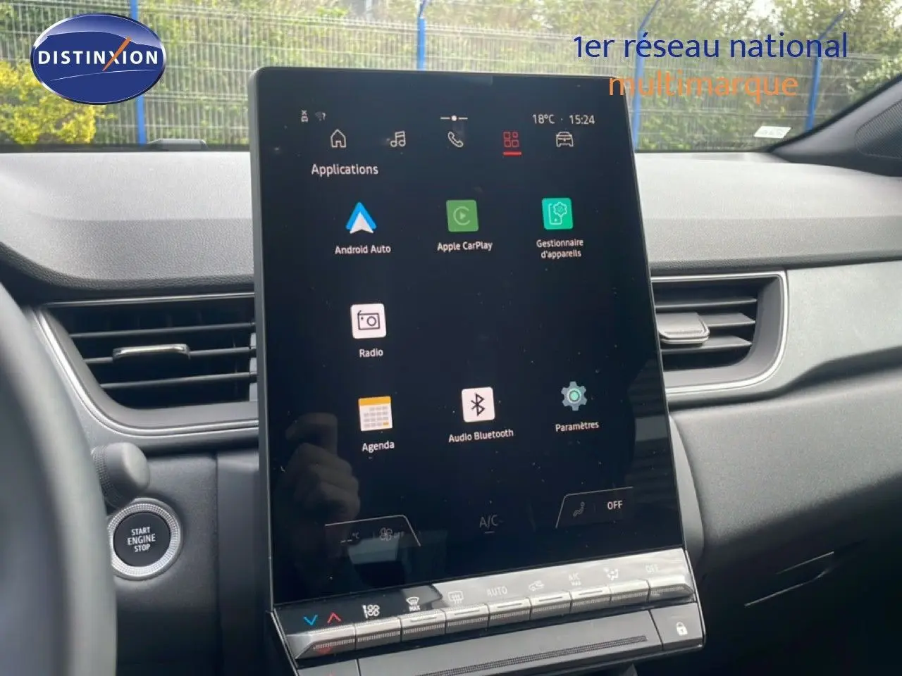 Vue intérieure centrée sur l’écran tactile du tableau de bord du Renault Captur gris cassiopée métal avec toit noir.