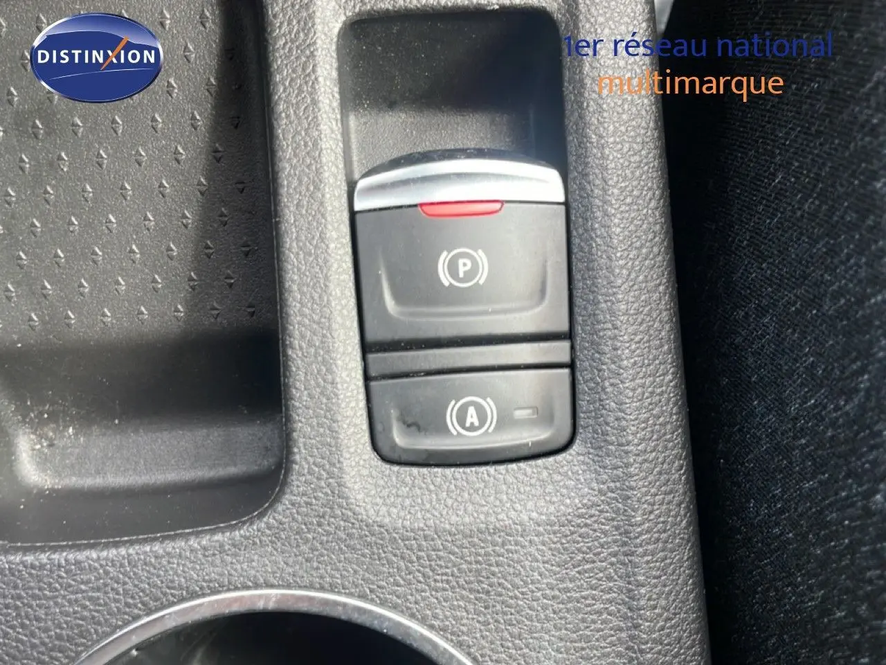 Gros plan sur les commandes de frein à main et arrêt moteur du Renault Captur 2025, intérieur noir texturé.